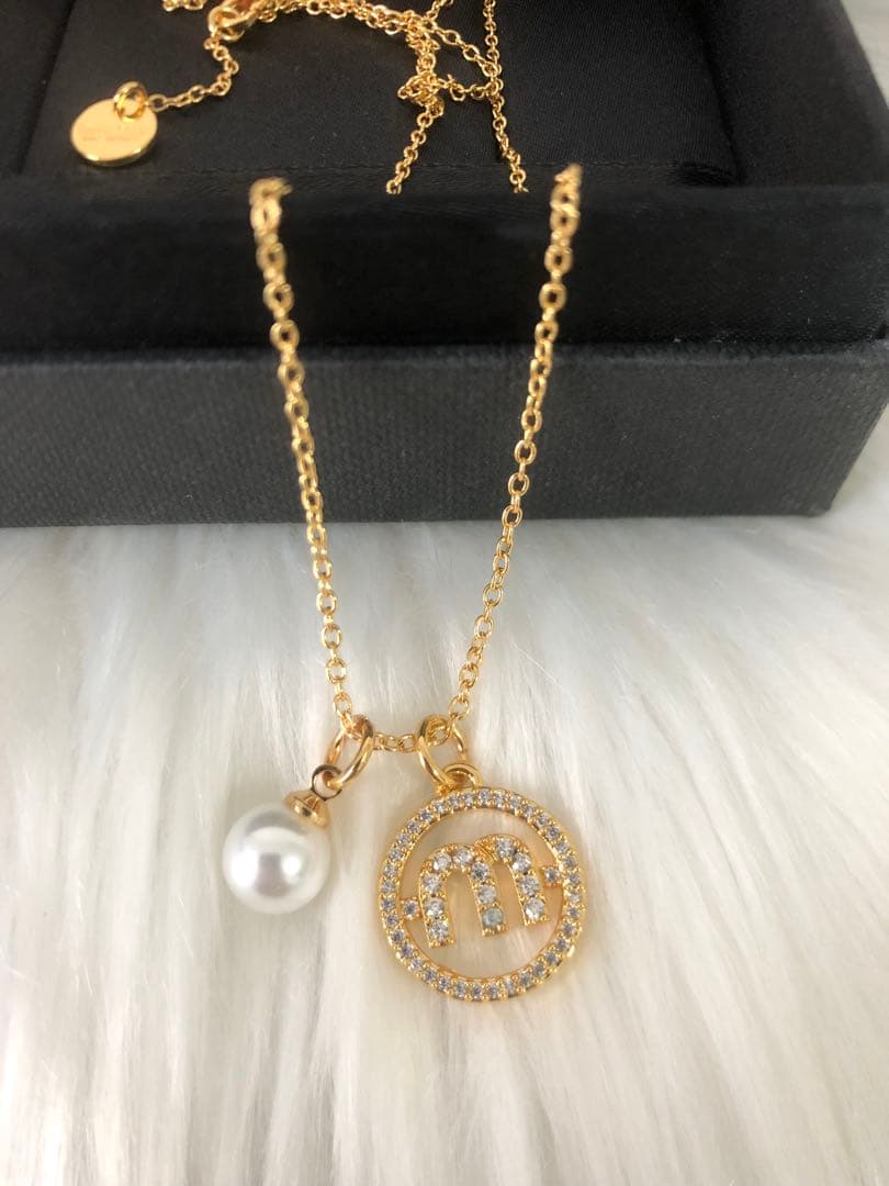 MIUMIU ミュウミュウ　ゴールド　ネックレス　Ｍロゴ　パール　おしゃれ