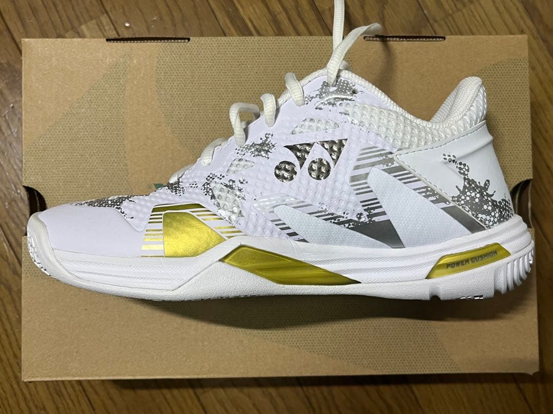 ☆新品同様 ヨネックス バドミントンシューズ SHBELZ3M 23cm☆