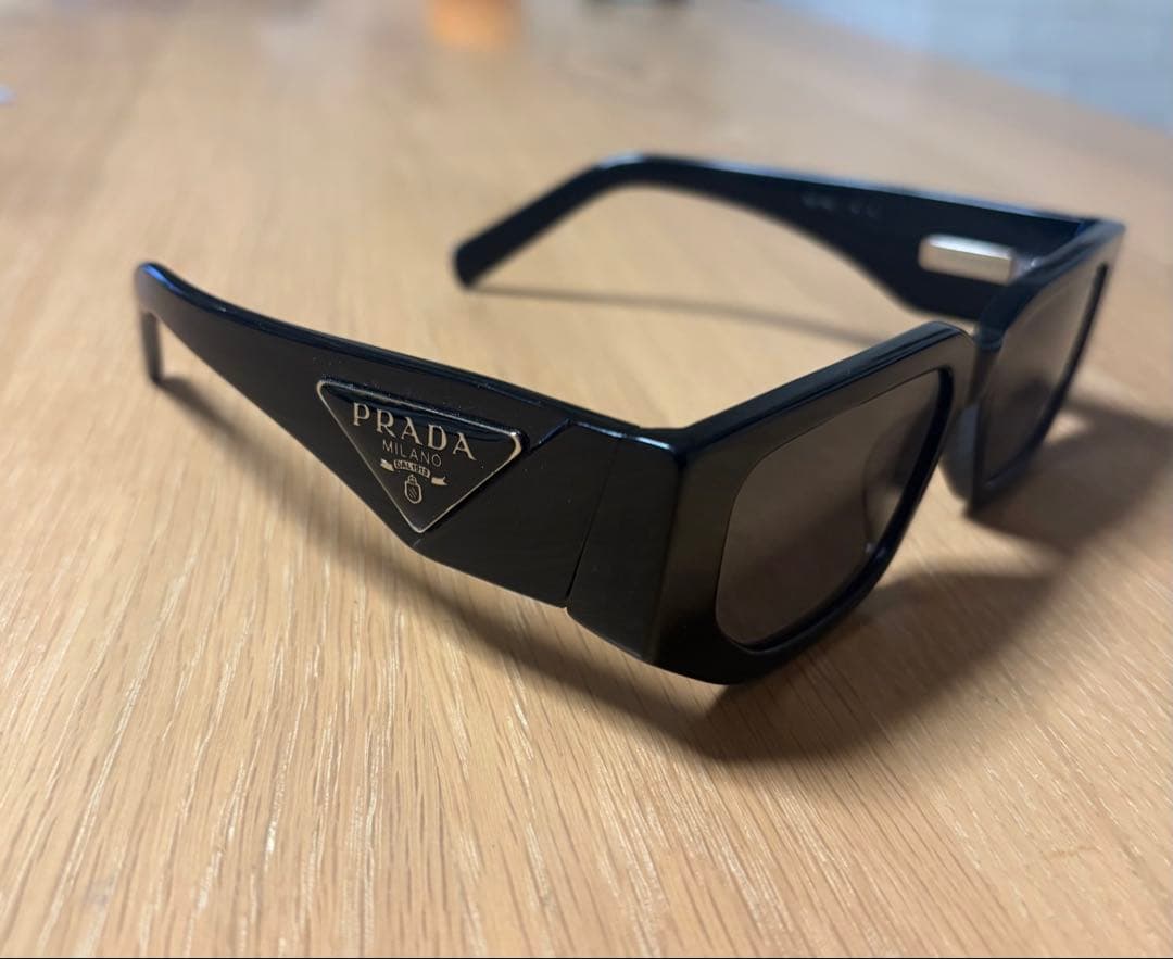 PRADA トライアングルロゴ入り サングラス PRO9ZS プラダ