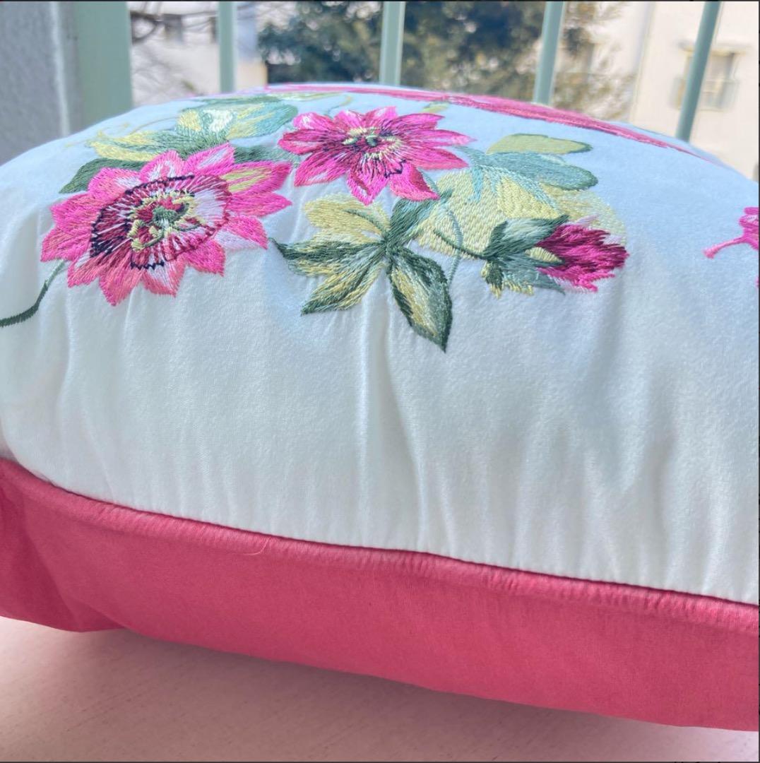 専用：イギリス老舗　ローラアシュレイ　刺繍クッション　フェザーパッド付き　新品