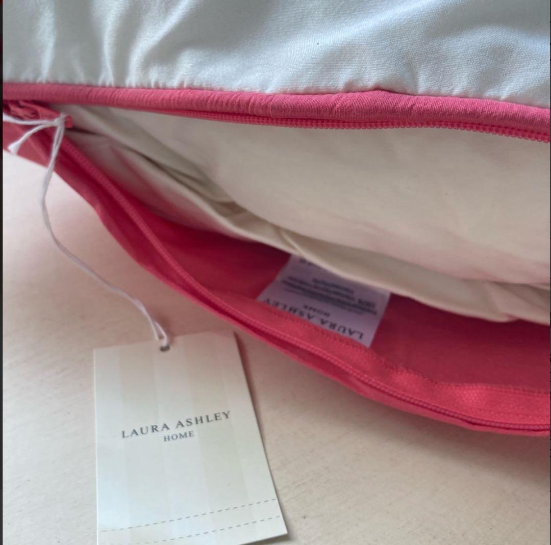 専用：イギリス老舗　ローラアシュレイ　刺繍クッション　フェザーパッド付き　新品