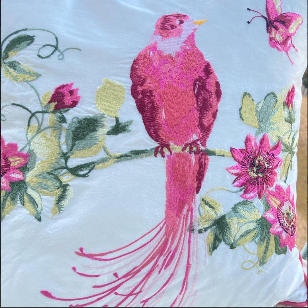 専用：イギリス老舗　ローラアシュレイ　刺繍クッション　フェザーパッド付き　新品