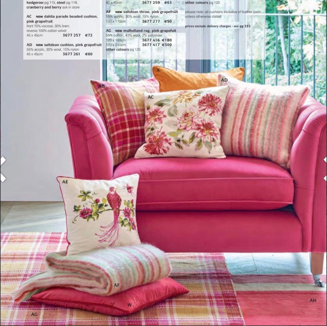 専用：イギリス老舗　ローラアシュレイ　刺繍クッション　フェザーパッド付き　新品