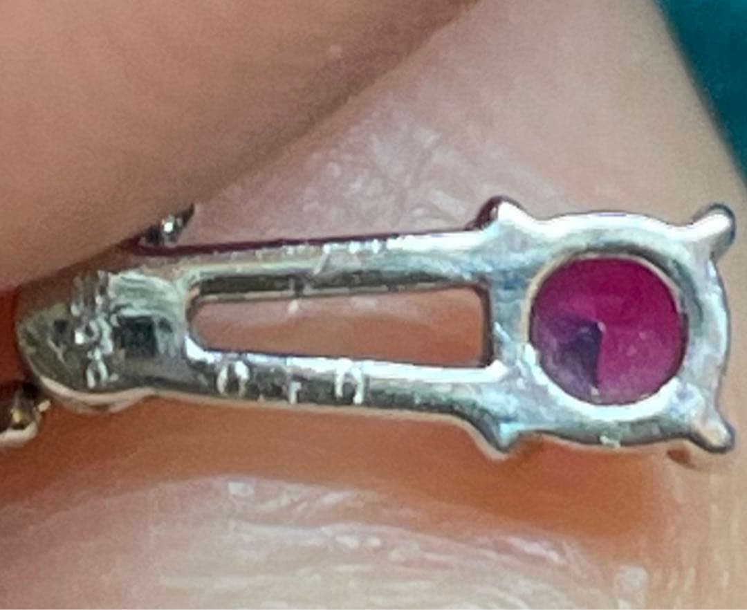 ピンクと赤のストーン付きネックレス