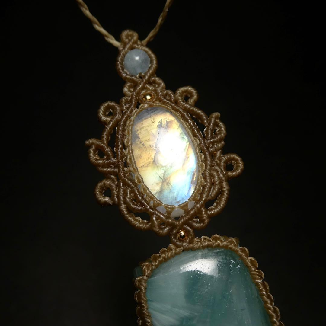 ヘミモルファイトとレインボームーンストーンのマクラメネックレス