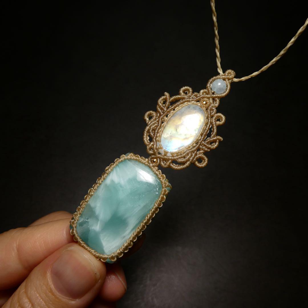 ヘミモルファイトとレインボームーンストーンのマクラメネックレス