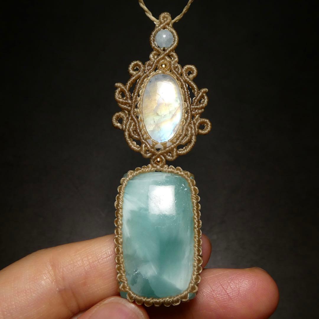 ヘミモルファイトとレインボームーンストーンのマクラメネックレス