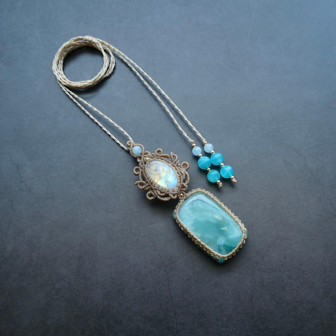 ヘミモルファイトとレインボームーンストーンのマクラメネックレス