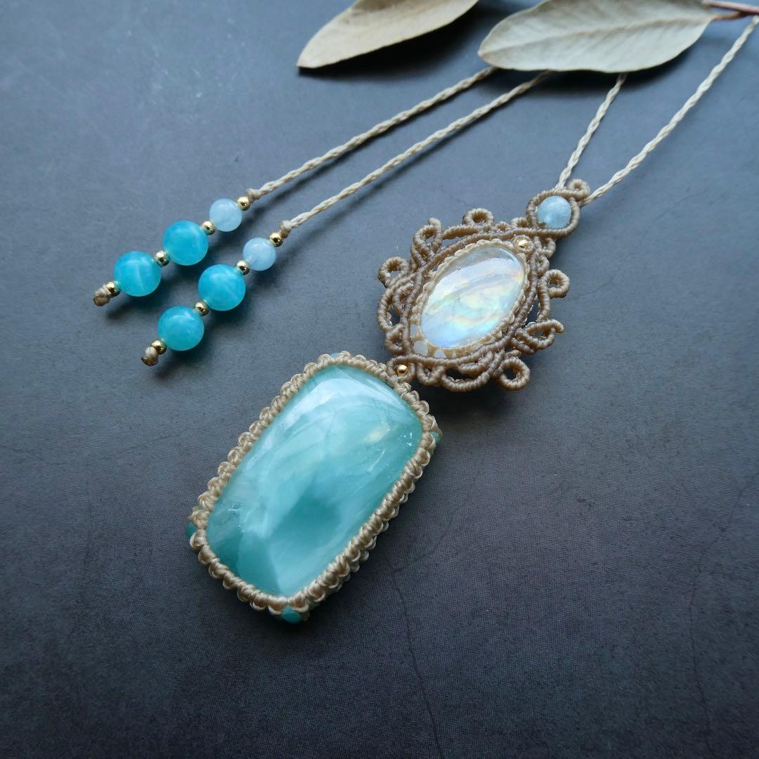 ヘミモルファイトとレインボームーンストーンのマクラメネックレス