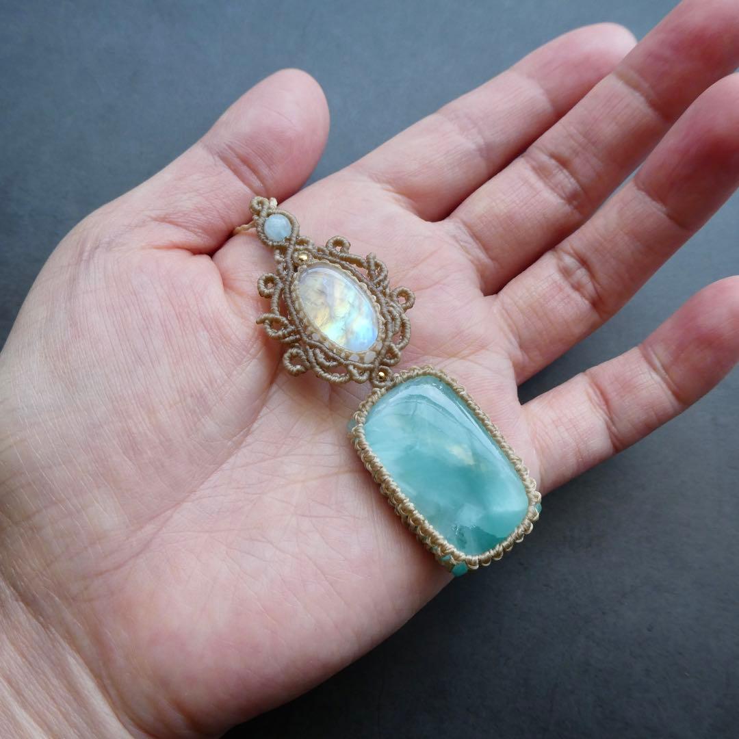 ヘミモルファイトとレインボームーンストーンのマクラメネックレス