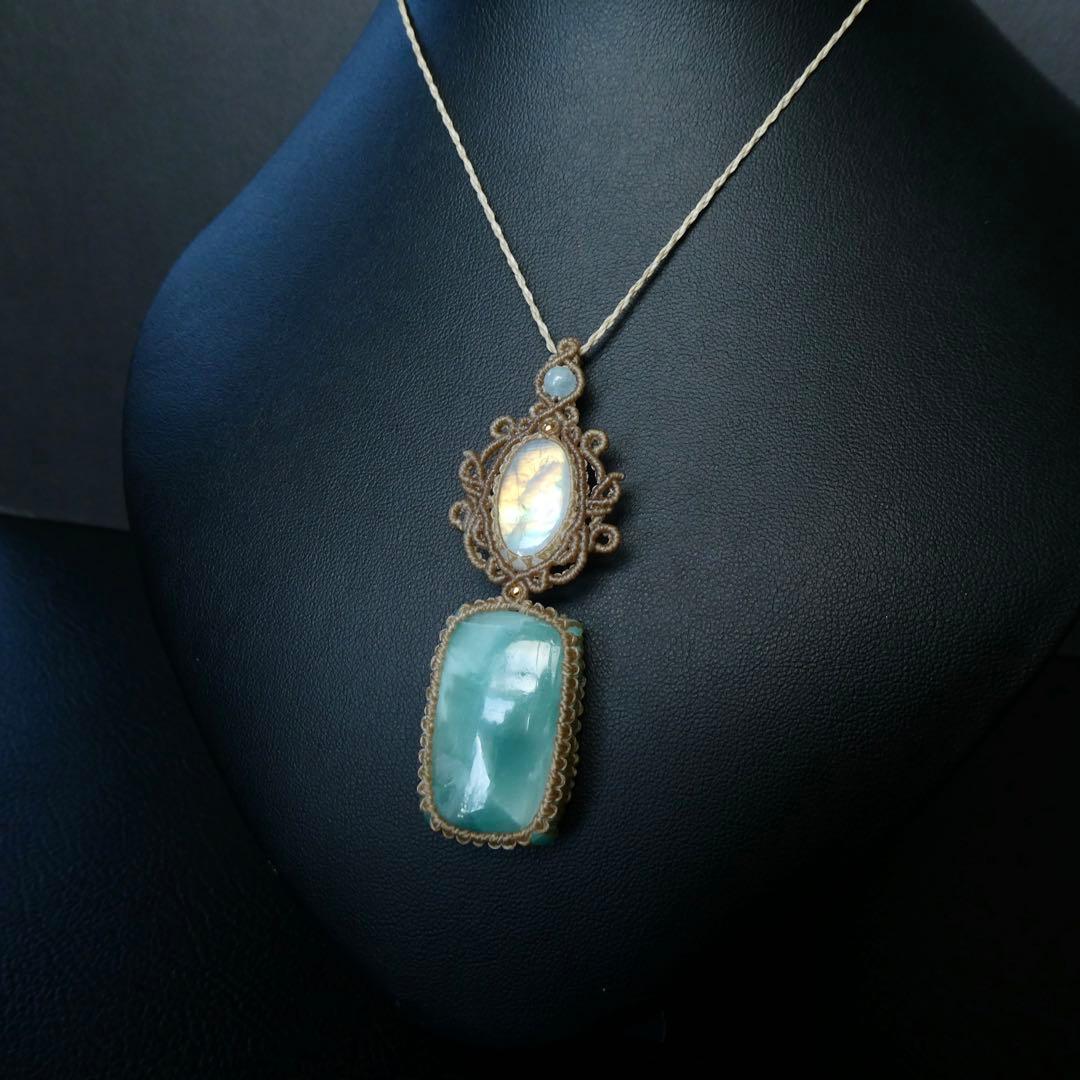 ヘミモルファイトとレインボームーンストーンのマクラメネックレス