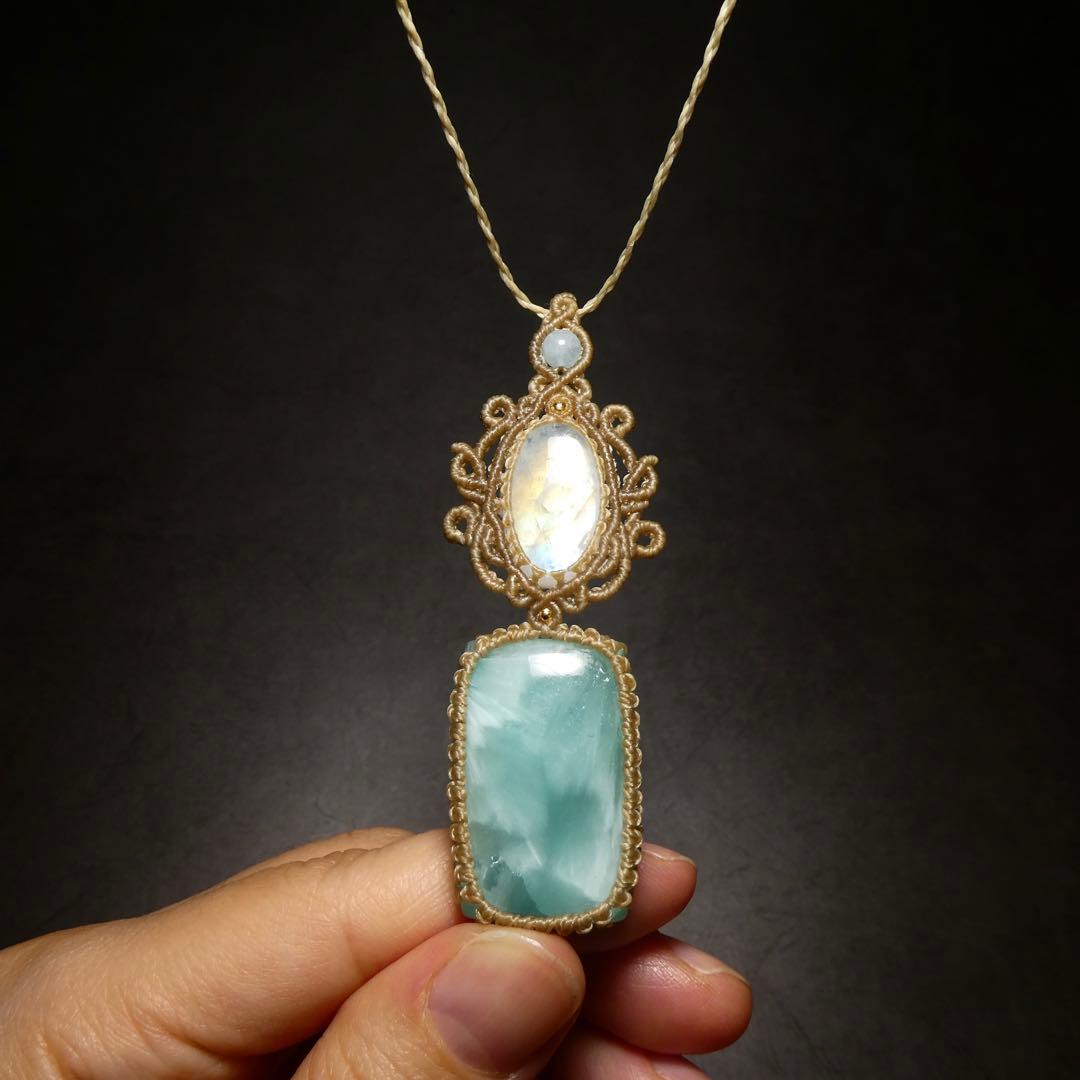 ヘミモルファイトとレインボームーンストーンのマクラメネックレス