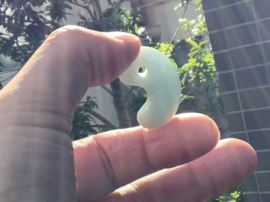 ✳お値段ご遠慮なく‼️高価糸魚川翡翠氷アイスジェイド勾玉　極上物　機械鑑定付本物‼️