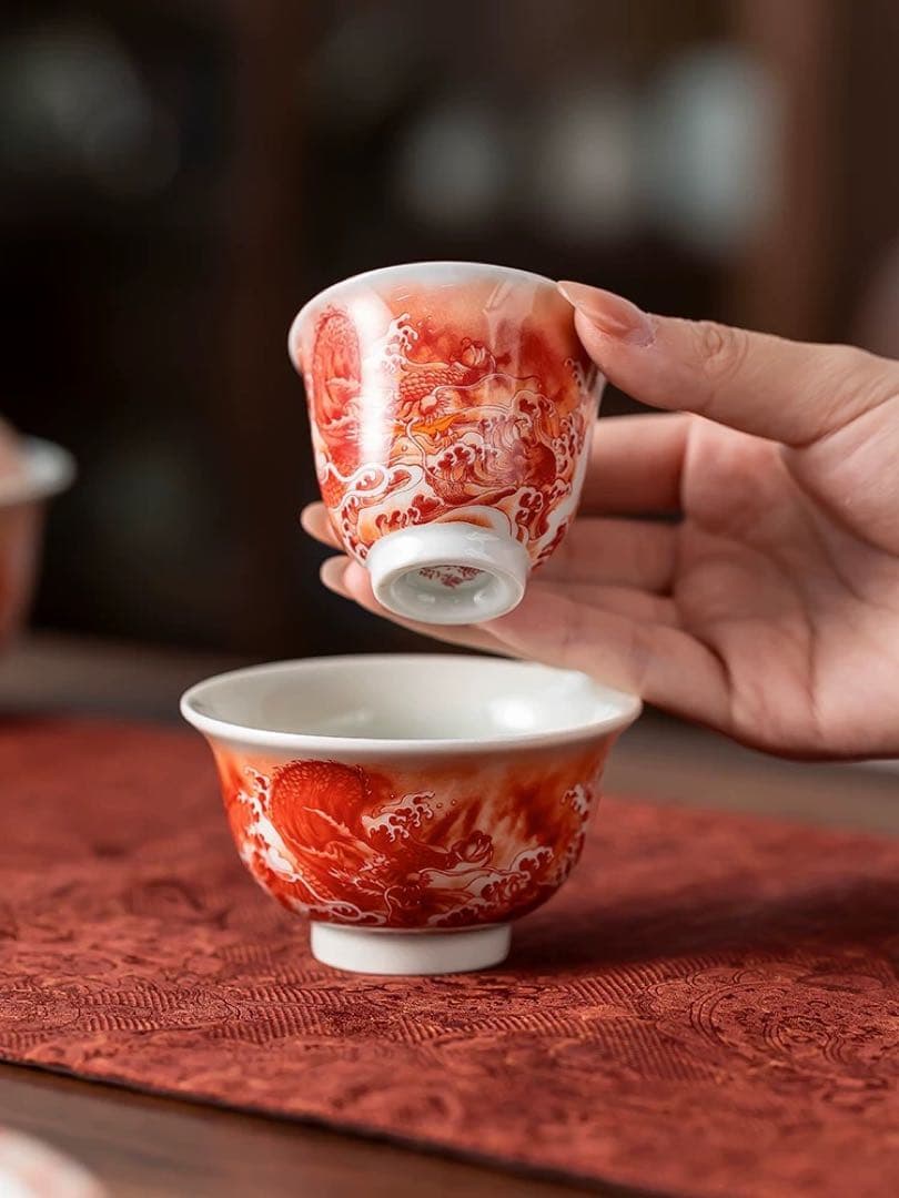 伝統的な赤い模様の茶碗