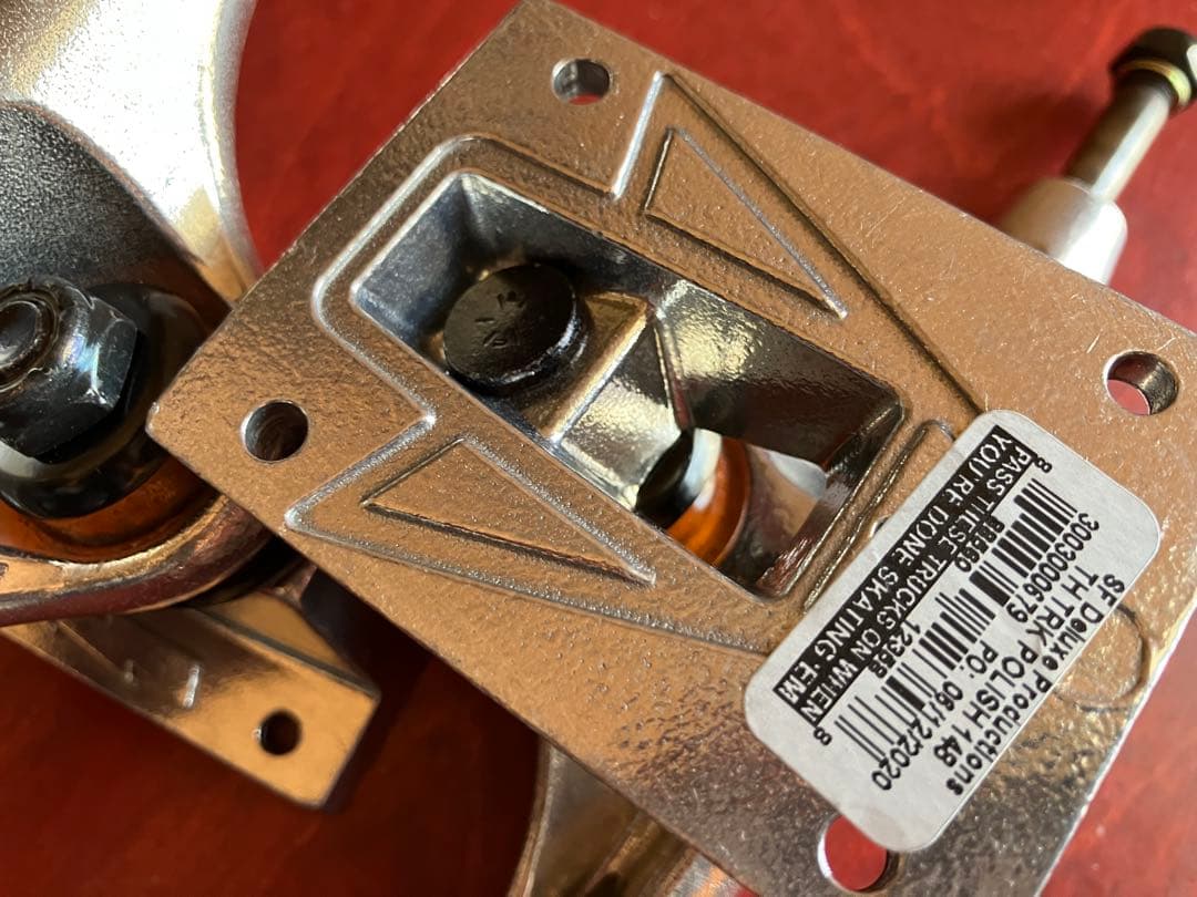 送料込 新品未使用THUNDER TRUCKS 148 HI 正規品本物です