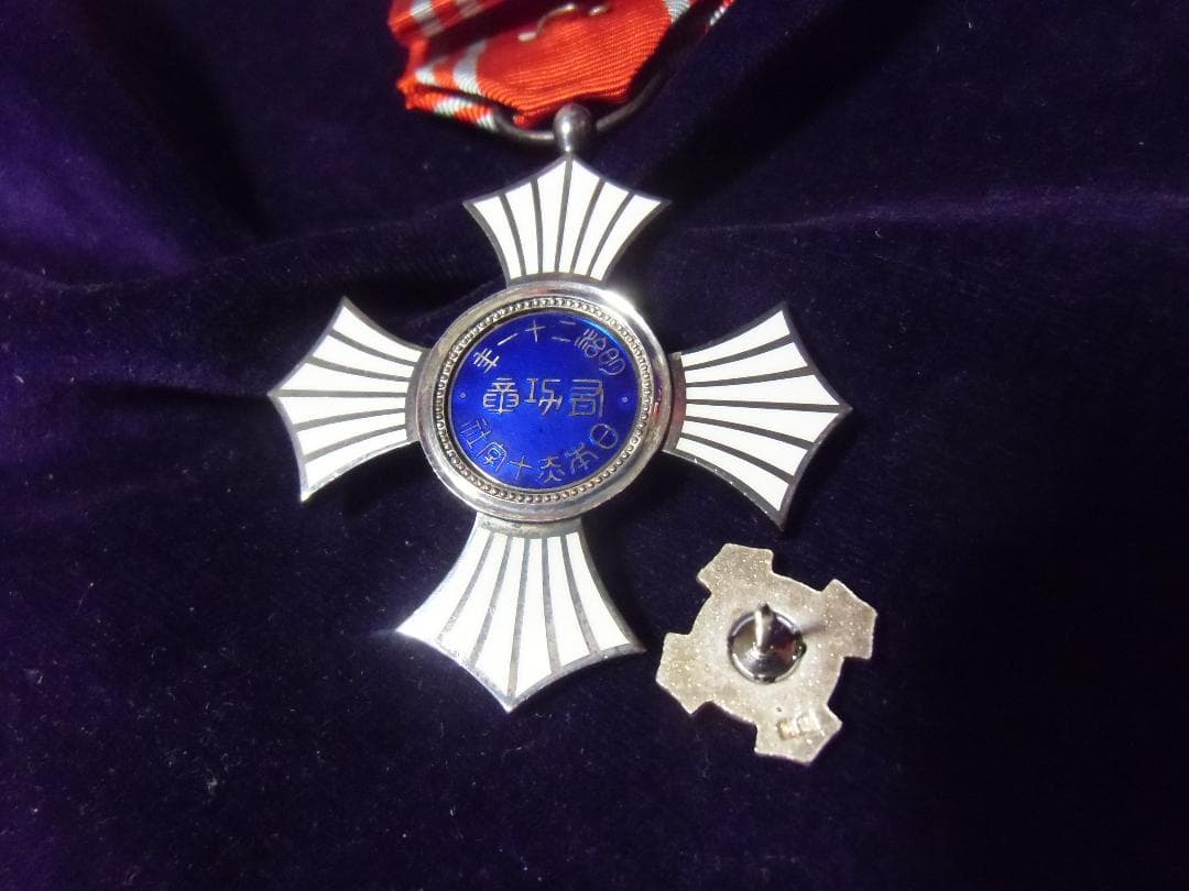 S*ね様 ●日本の勲章/徽章＊ 日本赤十字社＊銀色有功章＊男性用＋タイタック（実