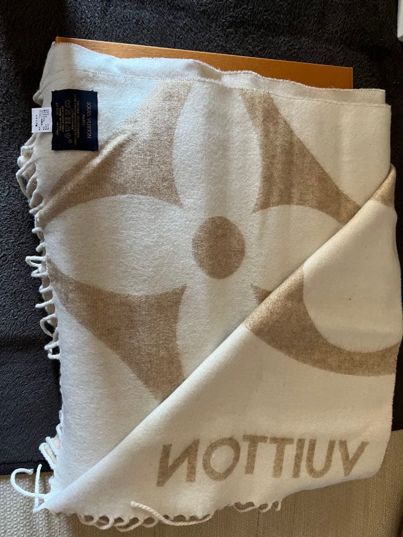 LOUIS VUITTON フラワーモチーフマフラー