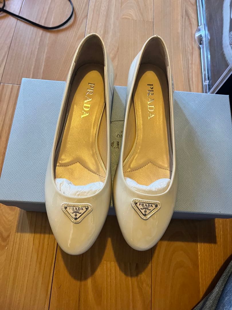 PRADA ホワイト フラットシューズ