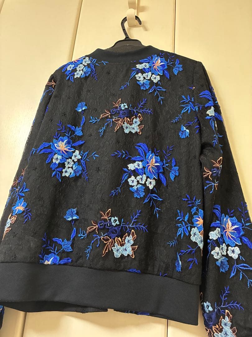 グレースコンチネンタル　スターフラワー刺繍ブルゾン