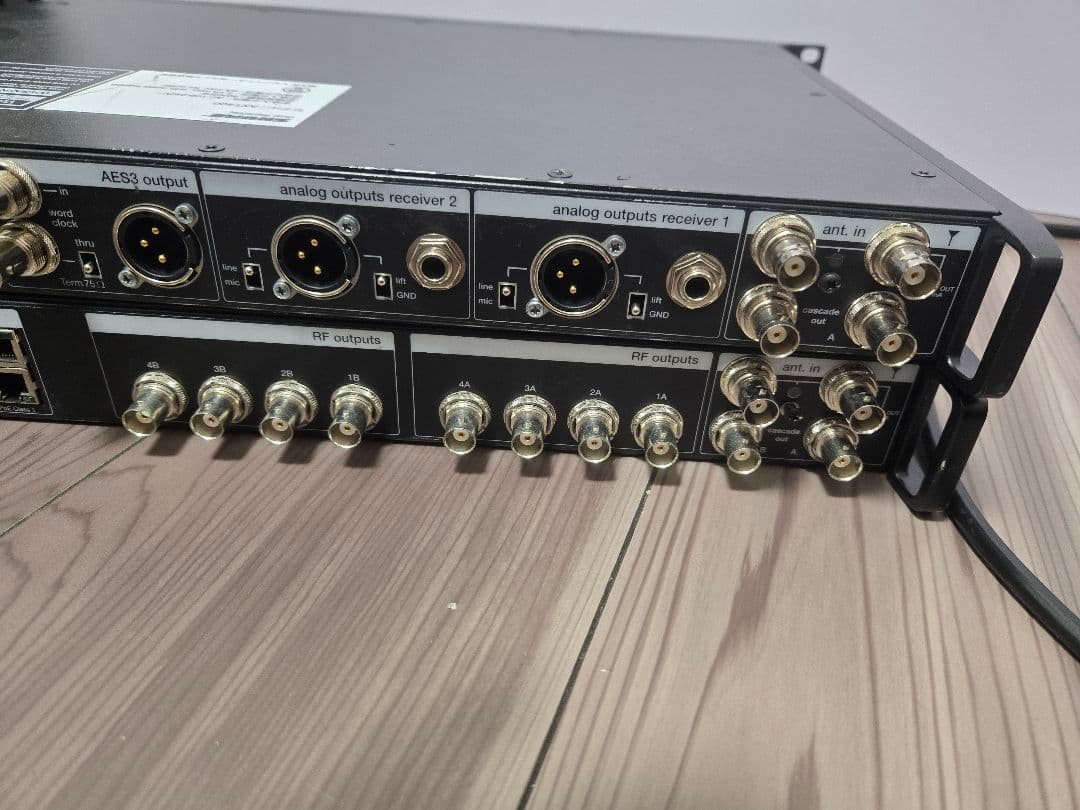 【SHURE】シュアワイヤレス受信機AXT400分配アンプAXT630セット