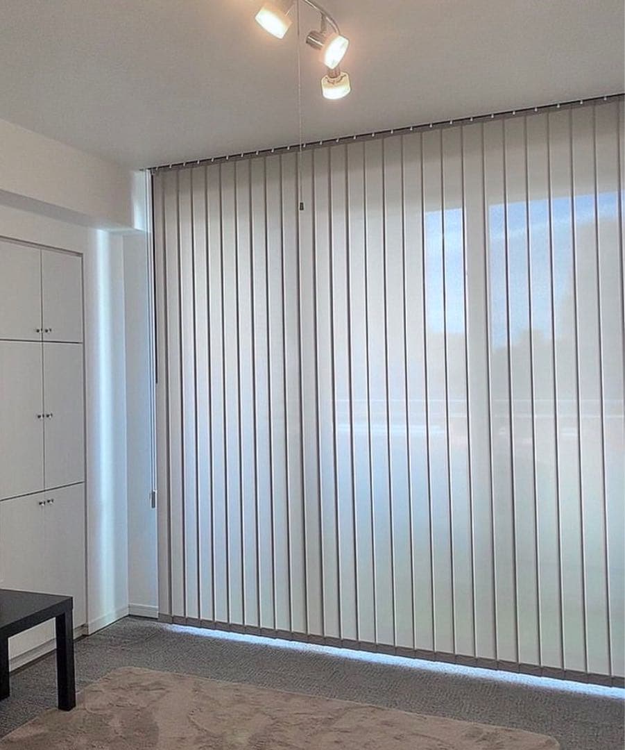 サンゲツ　バーチカルブラインド　ベージュ　大型の窓用