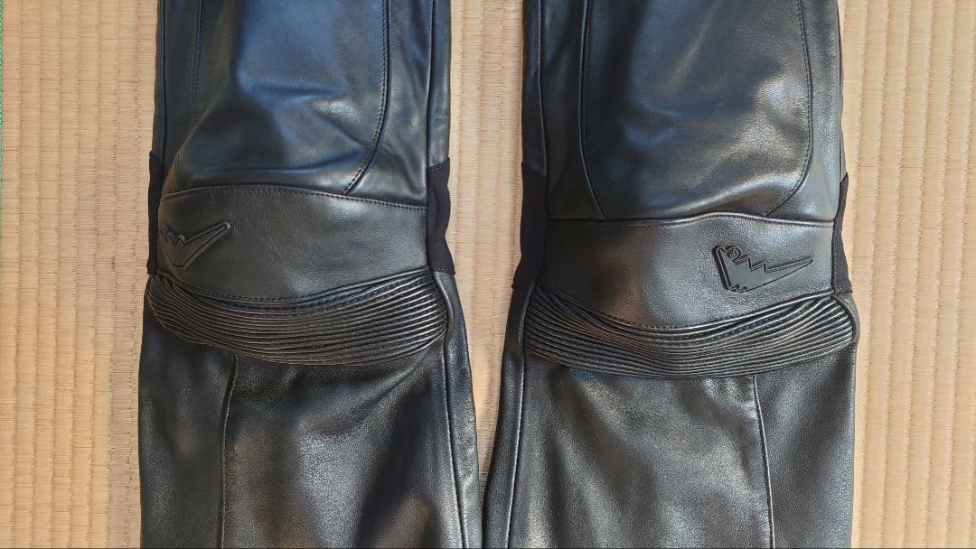 クシタニ レザーパンツ ブラック