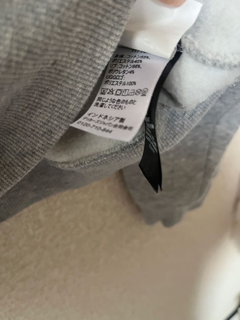 UGG グレー　ロゴ入り　スウェット　Sサイズ