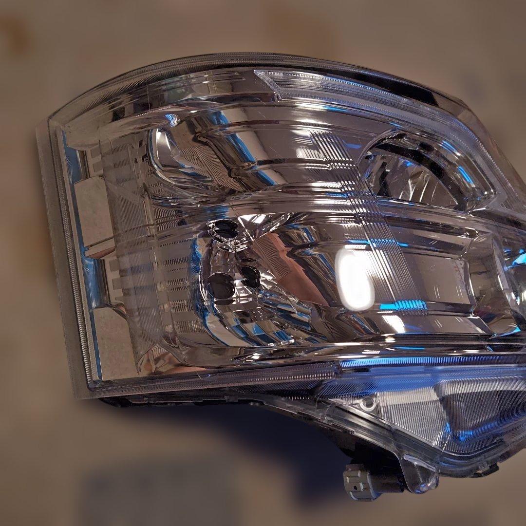 日産キャラバン純正ヘットライト•右