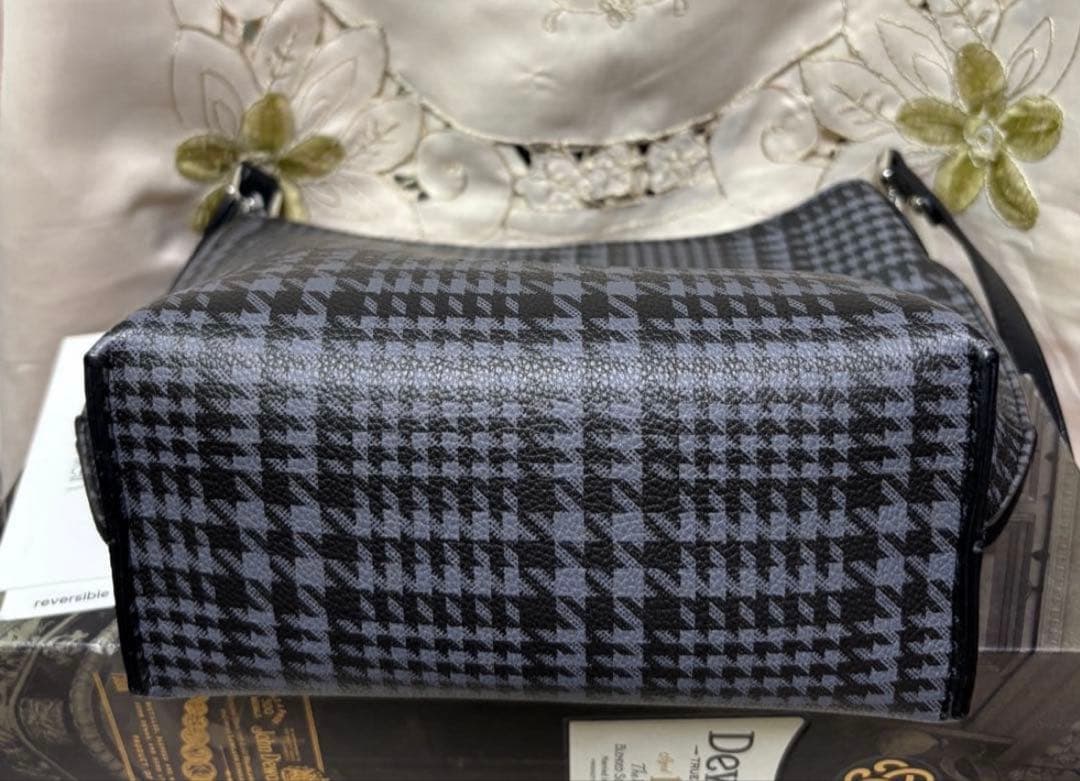 新品タグ   斜めがけ◎千鳥格子レザー ショルダーバッグ