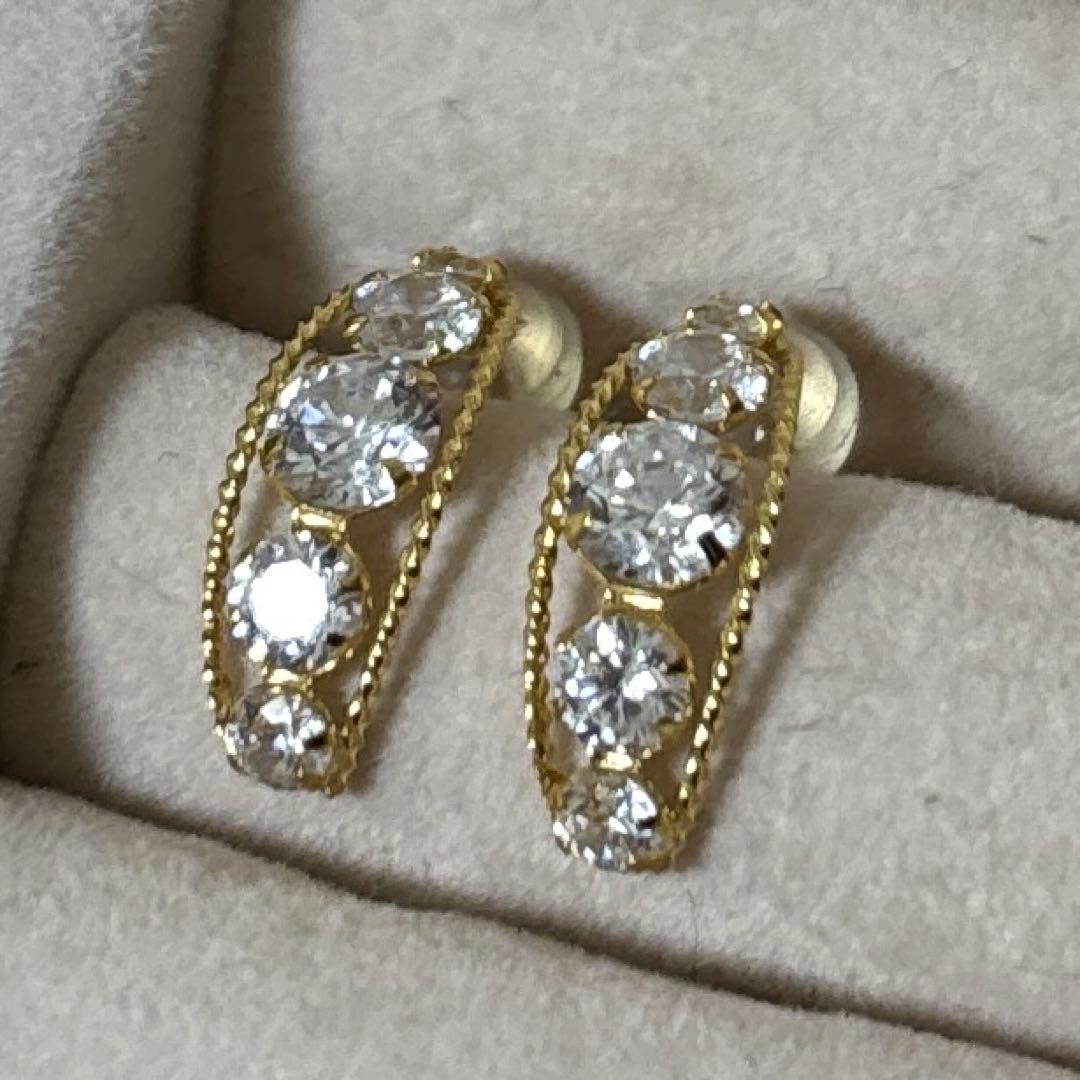 ツツミ　K18イエローゴールドキュービックピアス