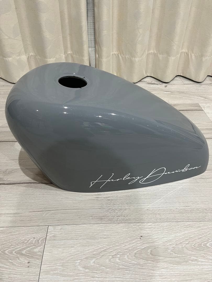 サイモンカスタム タンクカバー グロスグレー ホワイトハンドスクリプト