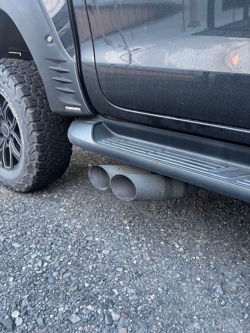 ハイラックス前期ウィルズウィンサイド２本出しマフラー