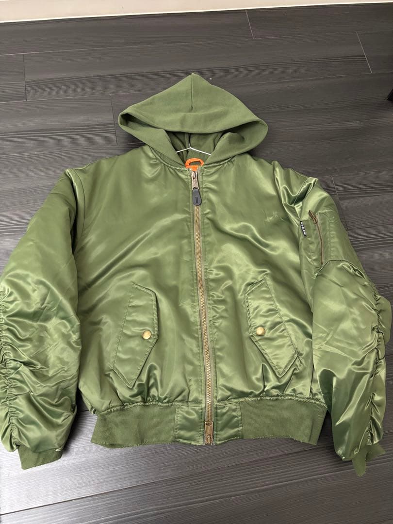 オーバーサイズ　フード付き　ボンバージャケット　ショート丈　ダメージ加工