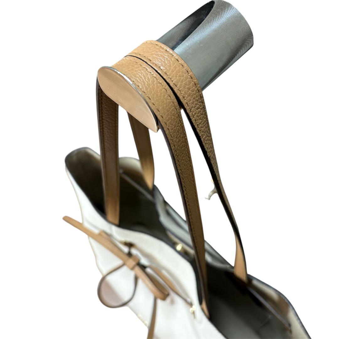 ✳︎超美品 A4サイズ✳︎フルラ トートバッグ コスタンザ ホワイト レザー 巾着