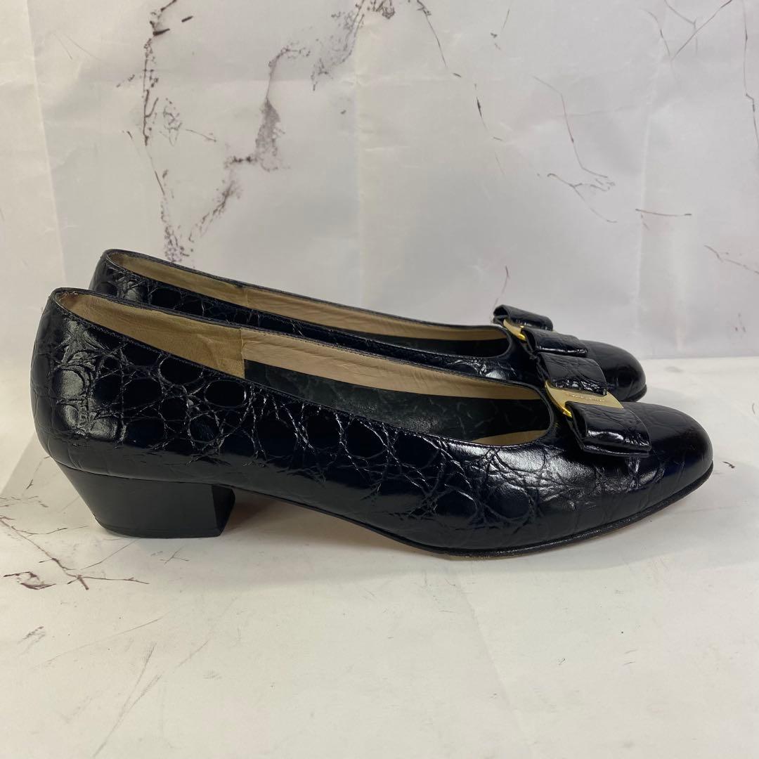 フェラガモ ヴァラ パンプス 黒 クロコ型押し 8C 25ローヒール