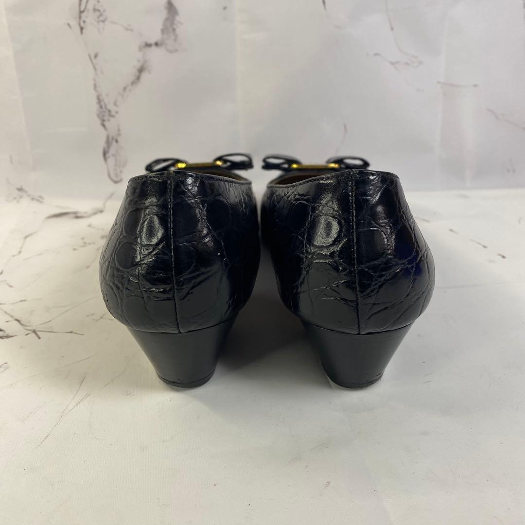 フェラガモ ヴァラ パンプス 黒 クロコ型押し 8C 25ローヒール