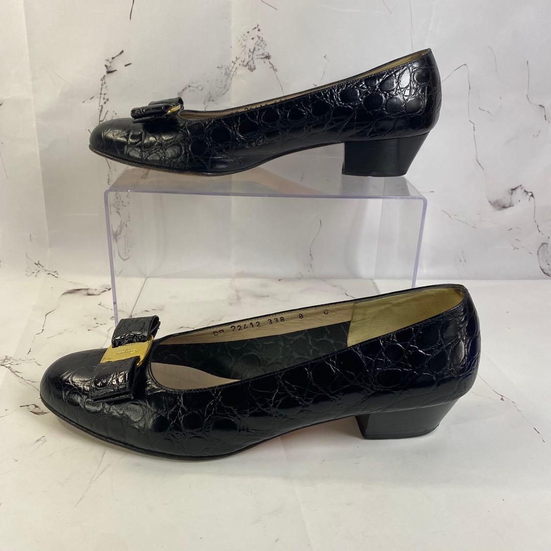 フェラガモ ヴァラ パンプス 黒 クロコ型押し 8C 25ローヒール