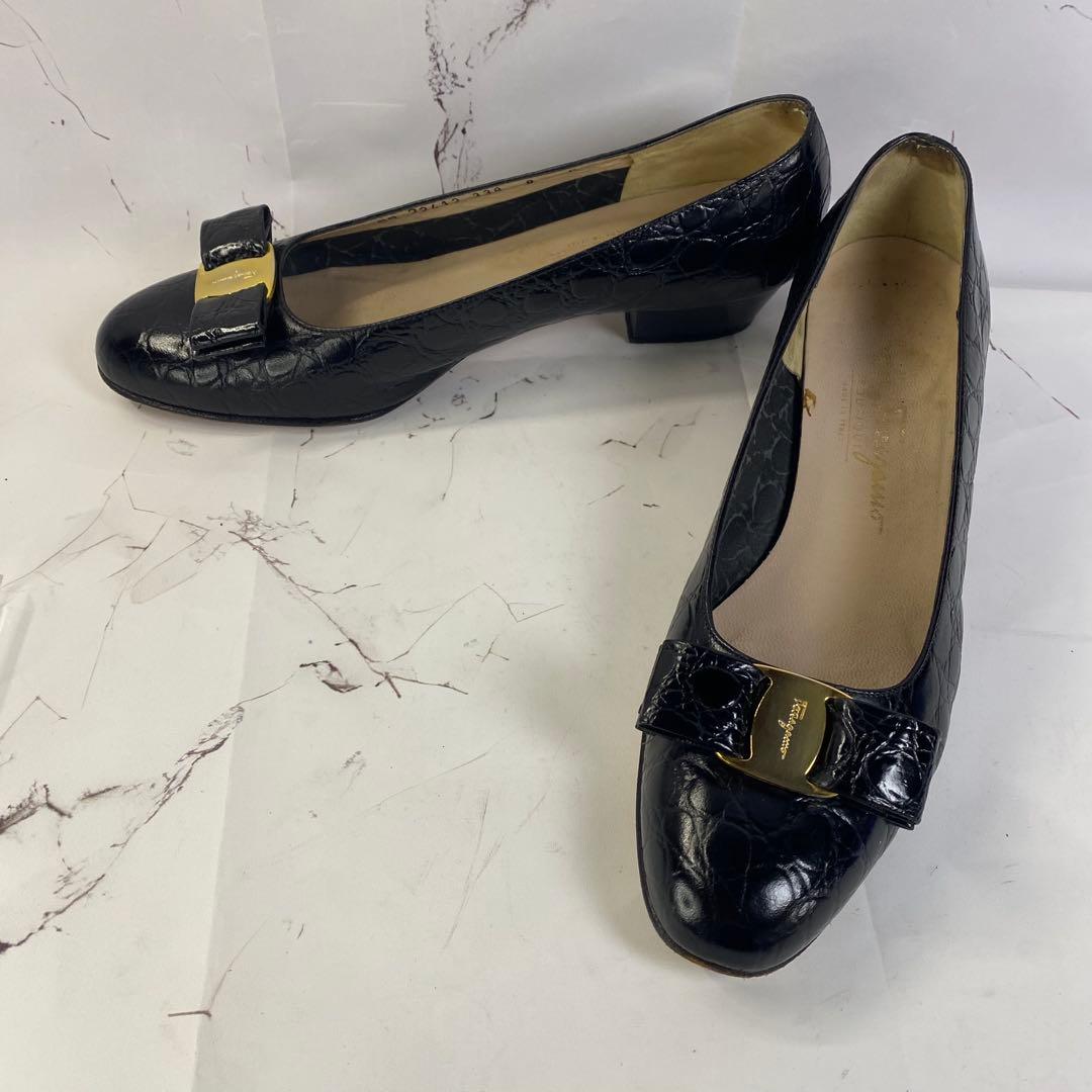 フェラガモ ヴァラ パンプス 黒 クロコ型押し 8C 25ローヒール