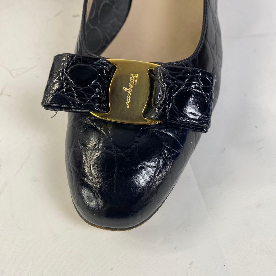 フェラガモ ヴァラ パンプス 黒 クロコ型押し 8C 25ローヒール