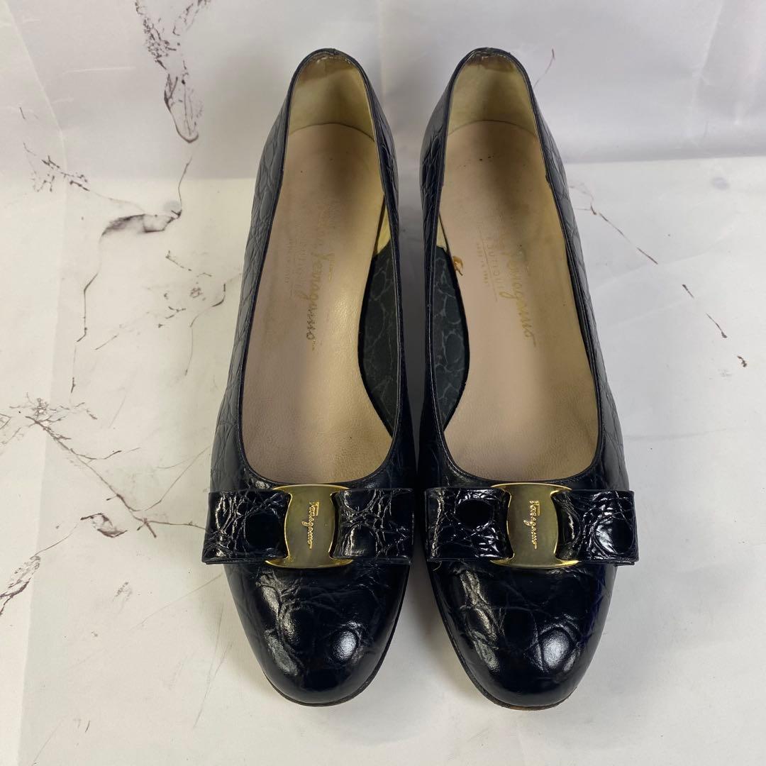 フェラガモ ヴァラ パンプス 黒 クロコ型押し 8C 25ローヒール