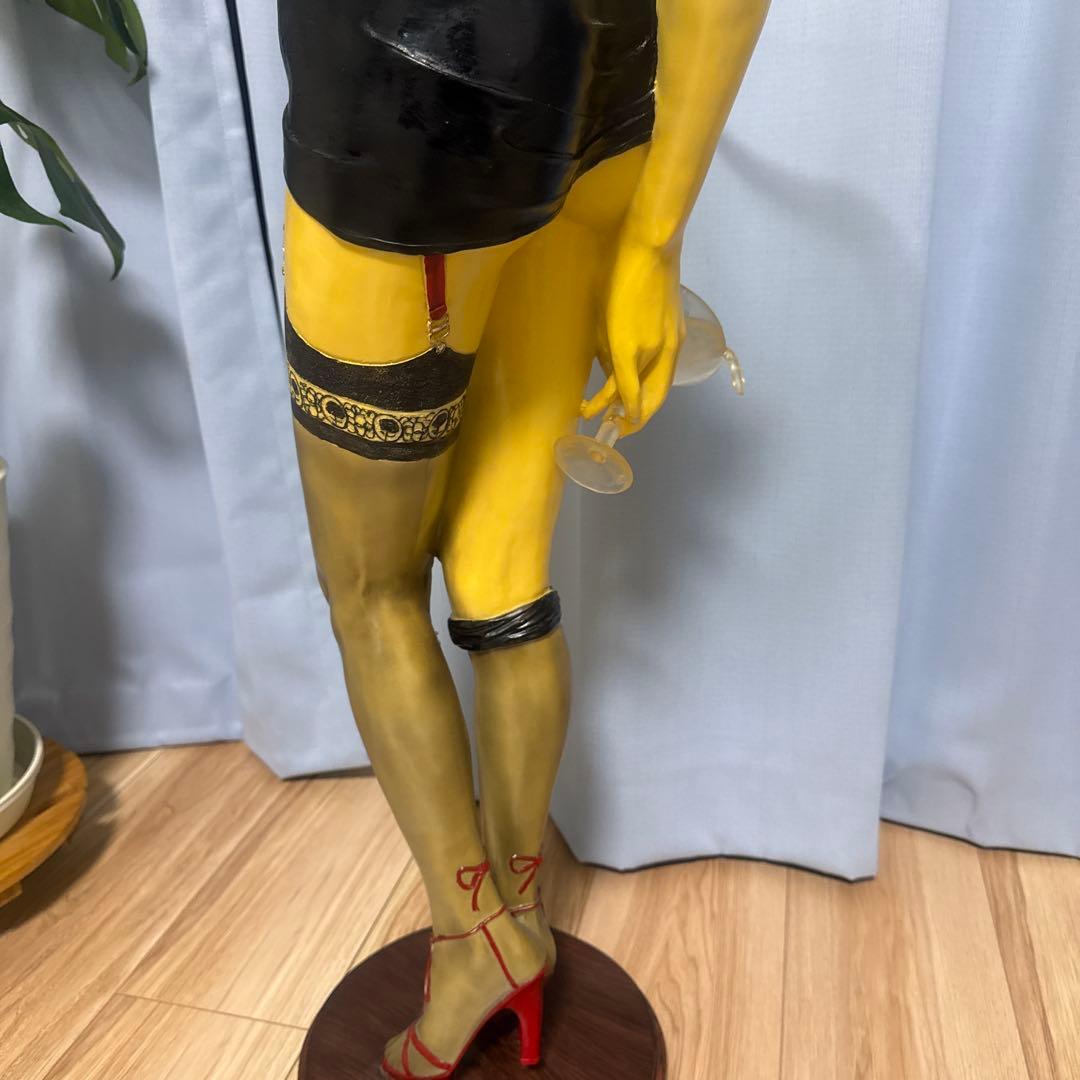 赤いヒールのバベット　サイドテーブル