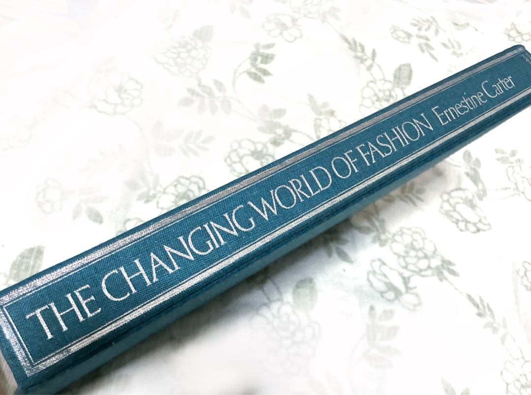 セール❣️　THE CHANGING WORLD OF FASHION【美術館図録