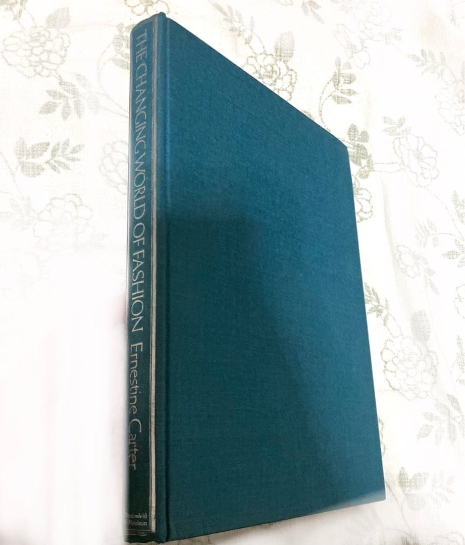 セール❣️　THE CHANGING WORLD OF FASHION【美術館図録