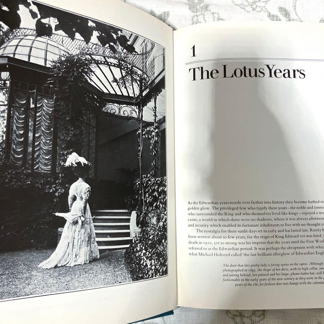 セール❣️　THE CHANGING WORLD OF FASHION【美術館図録