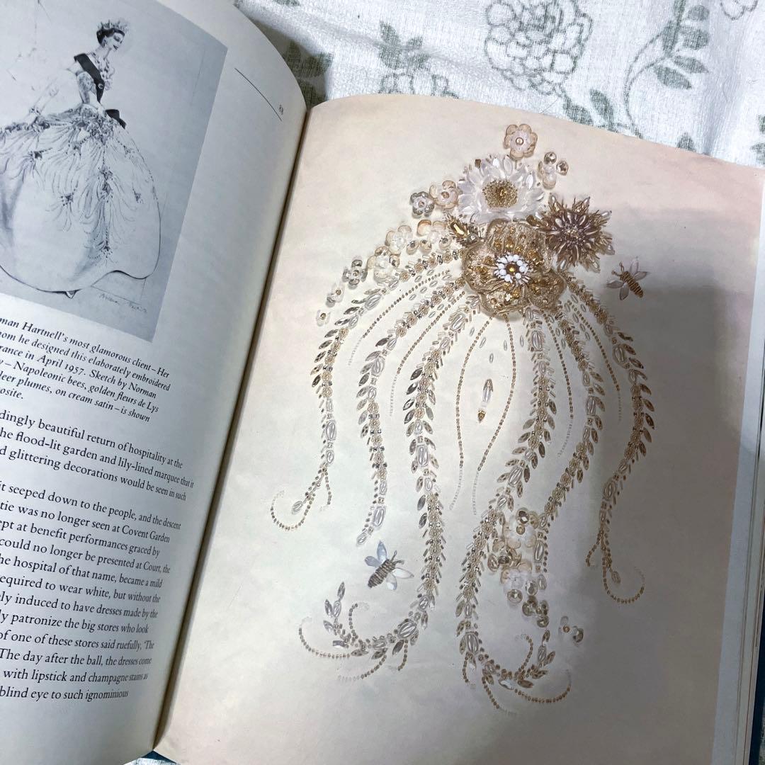 セール❣️　THE CHANGING WORLD OF FASHION【美術館図録