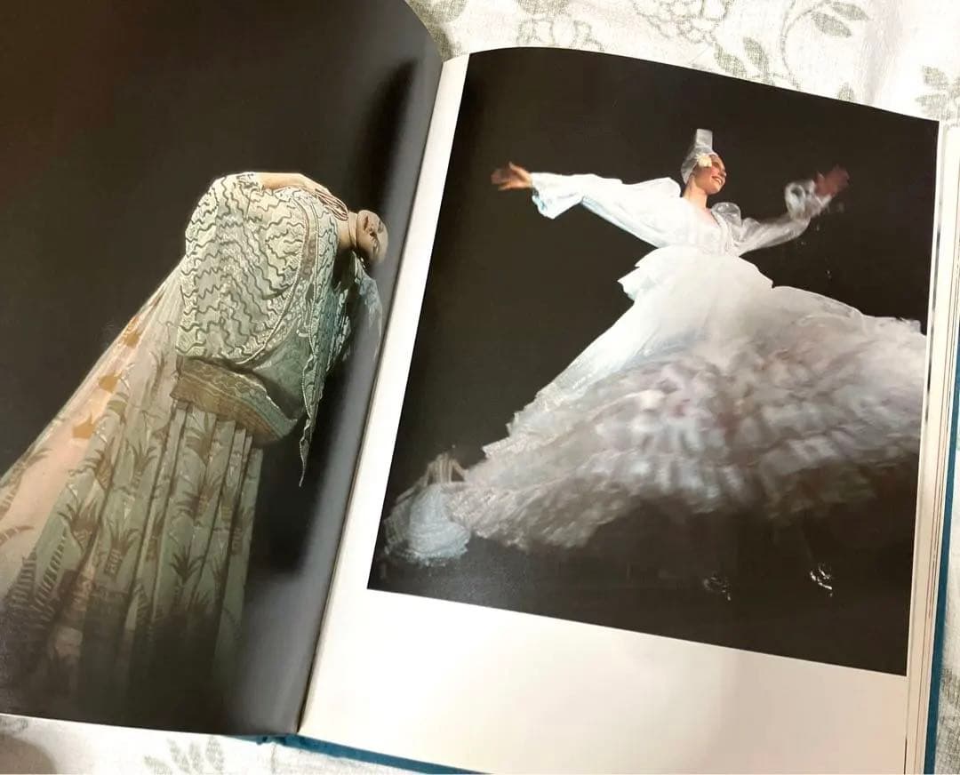 セール❣️　THE CHANGING WORLD OF FASHION【美術館図録