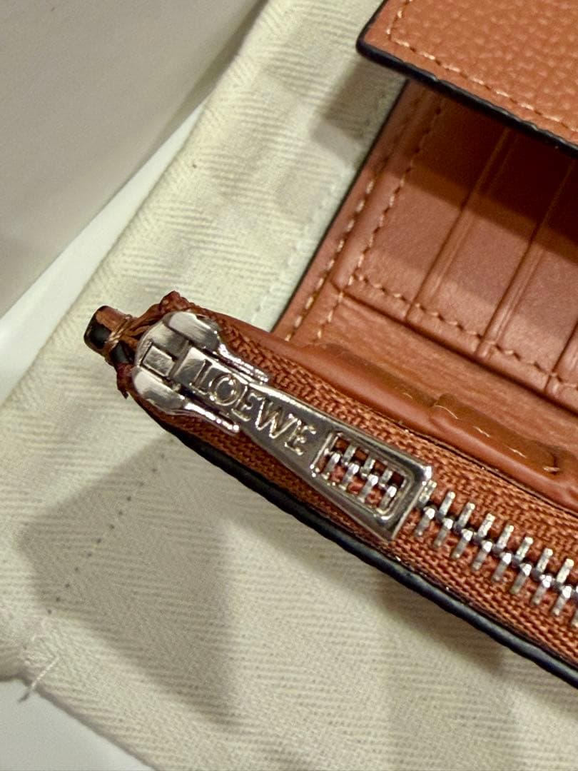 【新品同様】ロエベ アナグラム バーティカル スモール ウォレット タン