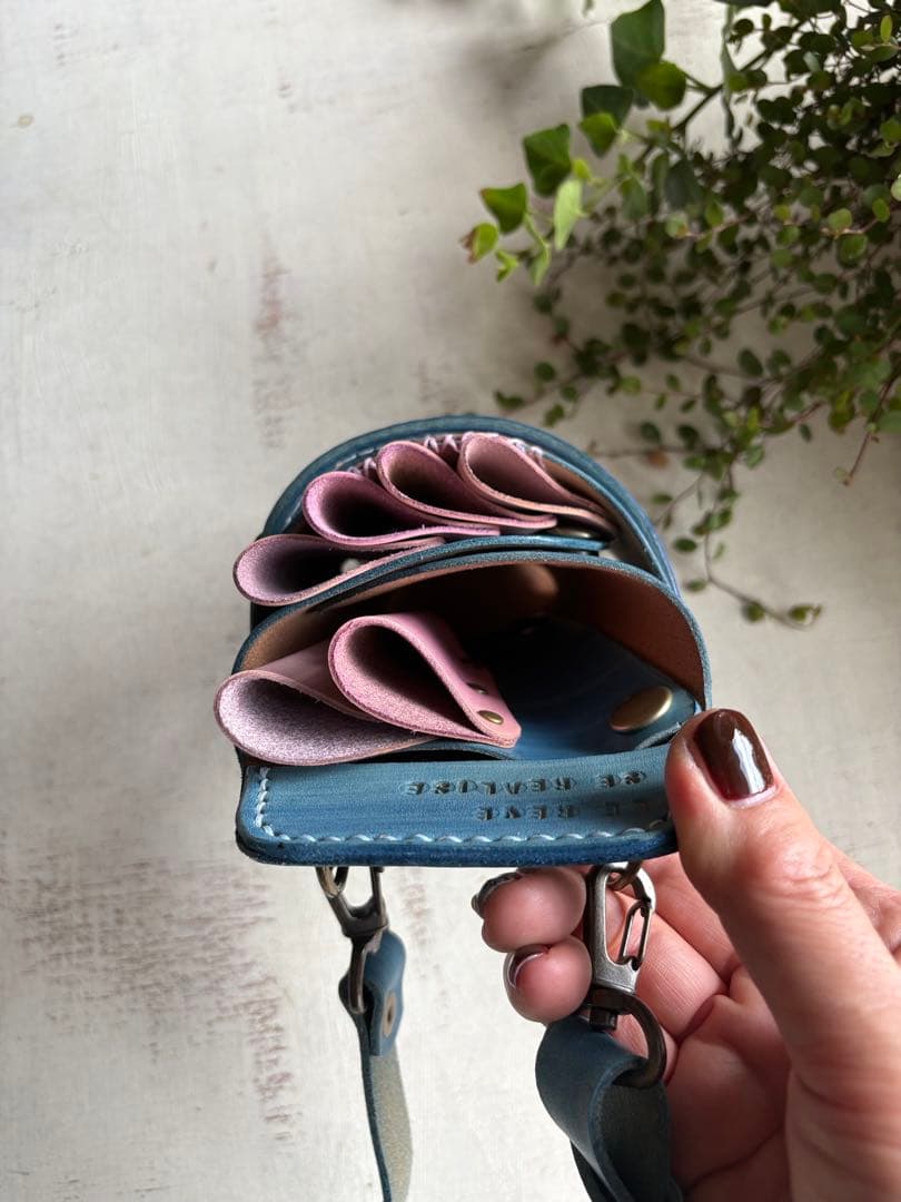 手染めアイスブルー、ローズ型押しピンクのシザーケース