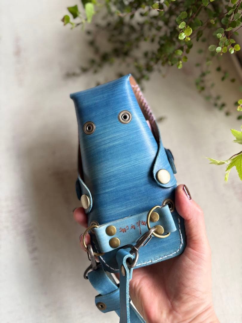 手染めアイスブルー、ローズ型押しピンクのシザーケース