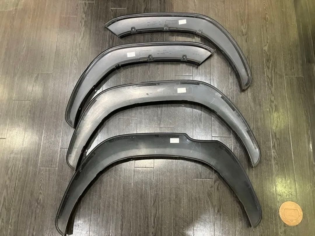 ハイラックス GUN125ブラックラリー純正オーバーフェンダー